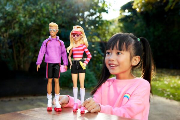 Barbie Fashionistas Set with 2 Fashion Dolls & 6 Accessories - Image 2